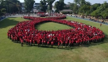 hari aids pecahkan rekor muri dengan memasang pita merah di gasibu